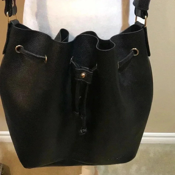 NWT Black Faux Leather Drawstring Bucket Shoulder Bag with wristlet. - Picture 2 of 12